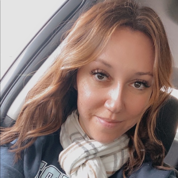 Meet your Posher, Amanda - Picture 2 of 2